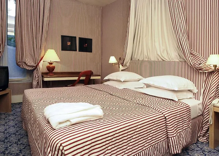 Le Belgrand Champs Elysees, Tapestry By Hilton Parijs