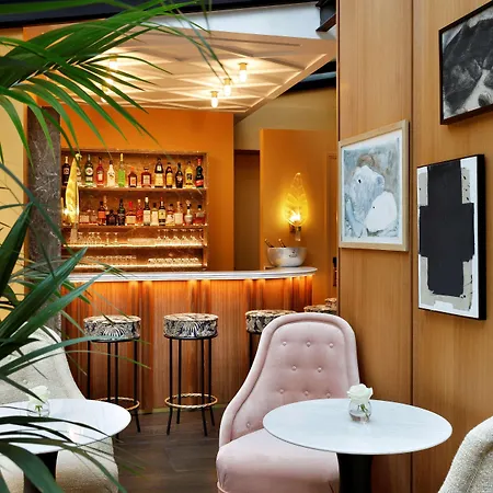 Отель Le Belgrand Champs Elysees, Tapestry By Hilton