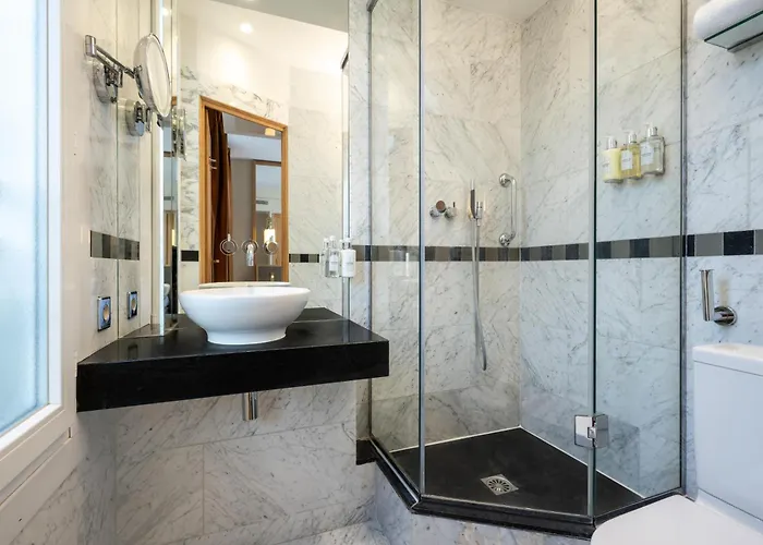 Le Belgrand Champs Elysees, Tapestry By Hilton Hotel Paris