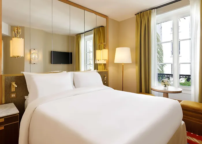 Le Belgrand Champs Elysees, Tapestry By Hilton Hotel Paryż