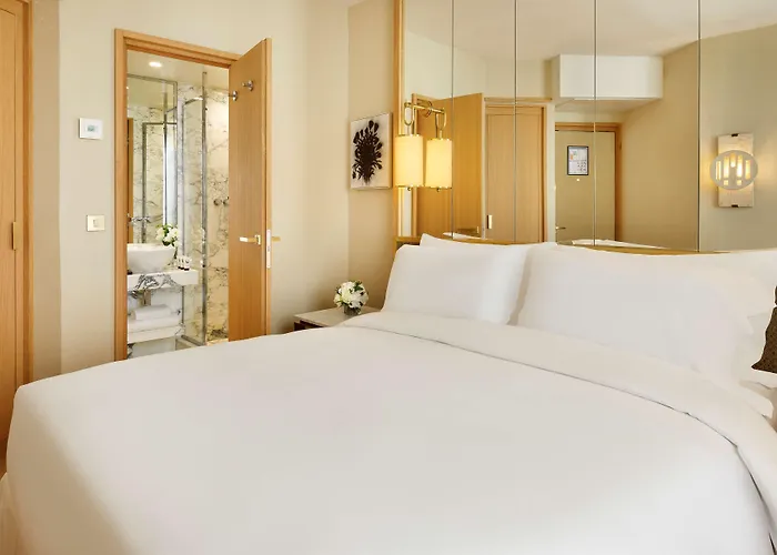 Le Belgrand Champs Elysees, Tapestry By Hilton Hotel Paryż